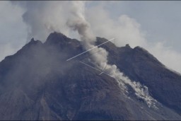 Merapi Luncurkan Guguran Lava Pijar hingga 1 Km Pagi Ini