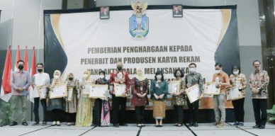 Disperpusip Jatim Beri Penghargaan Sepuluh Penerbit Jatim