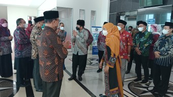 Khofifah Bagi Minyak Goreng Pada Peserta Kajian Ramadhan di UMSurabaya