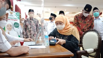 Gubernur Khofifah Bayarkan Zakat Melalui Baznas Jatim