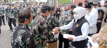 THR Untuk Petugas Kebersihan di Lingkungan Kantor Pemprov Jatim
