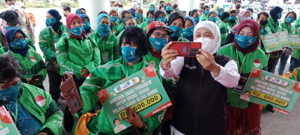 Gubernur Khofifah Ajak Konvoi Ratusan Ojol Perempuan