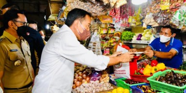 Jokowi Ngabuburit Bagikan Bansos di Sejumlah Pasar di Bogor