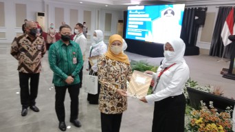 Gubernur Khofifah Ajak PNS Bekerja Melebihi Tugas