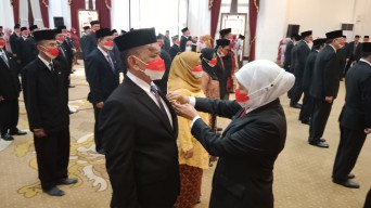 150 ASN Jatim Terharu Saat Terima Anugerah Satyalancana Karya Satya