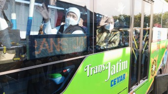 Gubernur Khofifah Resmikan Operasional Bus Trans Jatim Koridor 1
