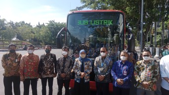 Gubernur Jatim Terima Bus Listrik Buatan PT INKA