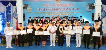 Rektor Universitas Hang Tuah Surabaya Kukuhkan 445 Wisudawan