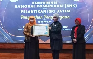 Khofifah Sebagai Inisiator Komunikasi Digital Pertama di Indonesia