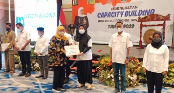 Gubernur Khofifah: Petugas PKH plus Jatim Merupakan Pejuang Tangguh