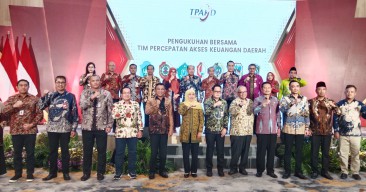 Gubernur Khofifah Kukuhkan 7 TPAKD di Jatim
