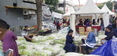 Pemprov Jatim Gelontor 300 Ton Beras di Hari Natal