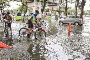 Awali Tahun, Ganjar Gowes Cek Banjir
