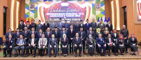 Buka PKN Tingkat II Angkatan II Tahun 2023, Gubernur Khofifah Serahkan 25 Penghargaan IKI ASN