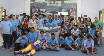 Ibu-ibu DPD REI Jatim Berbagi Kebahagian dengan Anak-Anak Disabilitas Liponsos Kalijudan Surabaya