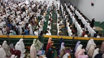 Gubernur Khofifah dan Wagub Emil Ikuti Salat Tarawih Perdana di Masjid Raya Islamic Centre Jatim