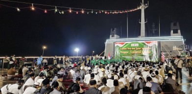 Gubernur Khofifah bersama Forkopimda Jatim Qiyamul Lail dan Bermunajat Berlayar di KRI Surabaya 591