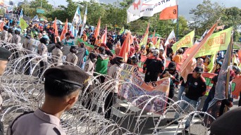 Gubernur Khofifah Siap Kawal Tujuh Point Rekomendasi Buruh