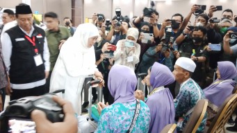 Gubernur Khofifah Lepas 445 Jamaah Haji Kloter Pertama Embarkasi Surabaya