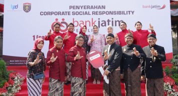 HUT Ngawi Ke-666, Bank Jatim Serahkan Satu Unit Mobil Pemadam Kebakaran ke Pemkab Ngawi