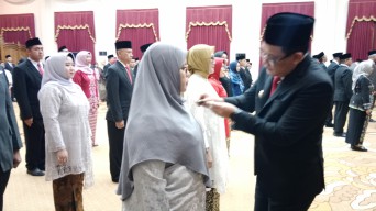Penjabat Gubernur Jatim Adhy Karyono Sematkan Satyalancana Karya Satya kepada 182 ASN