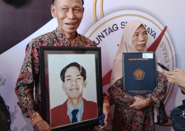 Tangis Haru Orang Tua Mengganti Kehadiran Wisudawan yang Telah Berpulang