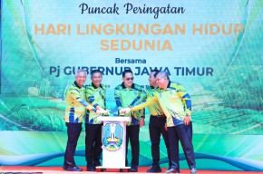 Pj Gubernur Jatim Berikan Penghargaan Pahlawan Lingkungan pada Puncak Peringatan Hari Lingkungan Hidup Sedunia 2024