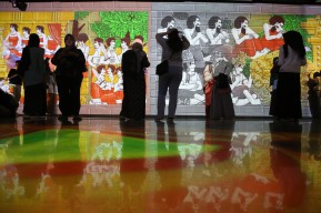 Pemkot Surabaya dan LZY Visual Gelar Pameran Video Mapping 'LUMIORIA' di Alun-Alun Surabaya