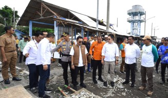 Pj Gubernur Jatim Tinjau Lokasi Bencana Puting Beliung di Pasuruan, Berikan Bantuan Darurat