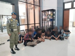 Satpol PP Surabaya Amankan 13 Orang dalam Patroli Asuhan Rembulan
