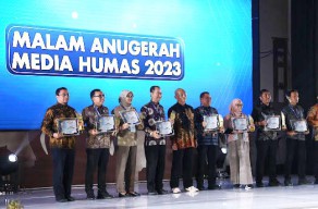 Pemkot Surabaya Raih Penghargaan Media Sosial Terbaik di AMH Kemenkominfo 2023