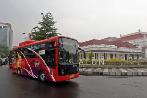 Wali Kota Eri Cahyadi bersama Kemenhub Launching Bus Listrik