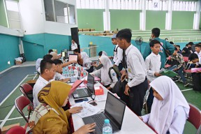 Pemkot Surabaya Distribusikan Seragam Sekolah Gratis bagi 7000 Pelajar