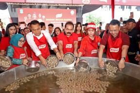 Masak Besar 1500 Porsi Bakso, Pemkot Surabaya Terus Gencarkan Menu Makanan Bergizi untuk Tekan Angka Stunting