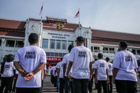 Penertiban APK di Surabaya Berdasarkan Rekomendasi Bawaslu dan Panwascam