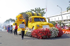 Parade Mobil Hias dan Pawai Budaya Surabaya Vaganza Meriahkan HJKS ke-731