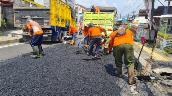 Ganjar Respons Cepat Laporan Bupati Semarang, Jalan Ambarawa-Bandungan Langsung Diperbaiki