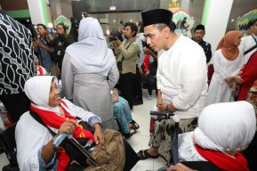 Kloter Pertama Calon Haji Embarkasi Solo Diberangkatkan, Gus Yasin Ingatkan Gotong Royong