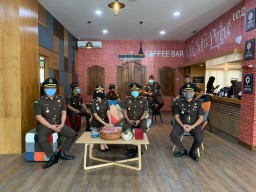 Pakai Masker dan Nasi Bungkus Gratis di Kejari Denpasar