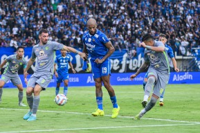 Persib Bandung Gagalkan Persebaya Surabaya dengan Skor 3-1 di Liga 1 2023/24
