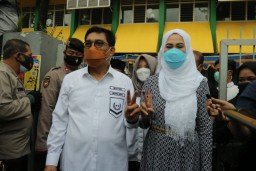 Machfud Arifin Nyoblos di TPS 25 di Jalan WR Supratman Surabaya