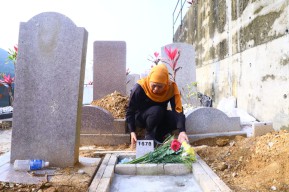 Ziarah ke Makam PMI Korban Covid-19 Asal Jatim di Hong Kong, Gubernur Khofifah Bangunkan Batu Nisan