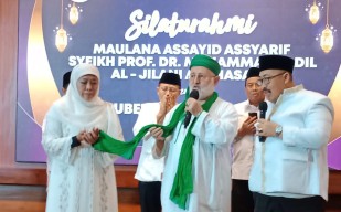Ulama Besar Syeikh Fadhil Angkat Gubernur Khofifah Saudara Dunia Akhirat