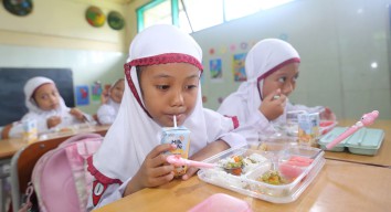 Program Makan Bergizi Gratis Dimulai di Surabaya, Wali Kota Eri Cahyadi Tinjau Langsung Pelaksanaan Hari Pertama