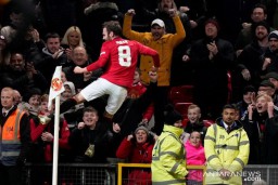 Old Trafford Pasang Tribun Berdiri