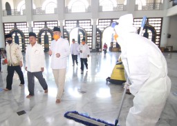 Emil dan Jusuf Kalla Lihat Kesiapan Masjid Al Akbar Menuju New Normal