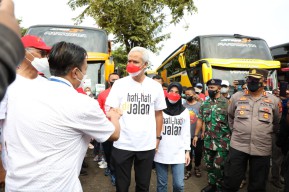 Kaos Ganjar Hati hati di Jalan Iringi Pemudik