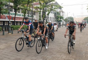 Ganjar Ajak Atlet Nusantara Cycling Team Gowes Keliling Semarang