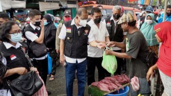 Walikota Pimpin ASN Pemkot Ambon Sorong Bahu Serbu Pasar Mardika