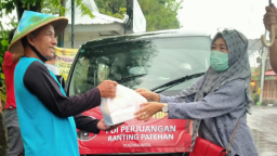 Peduli Sesama, PDI Perjuangan Yogyakarta Bagi Nasi Kotak